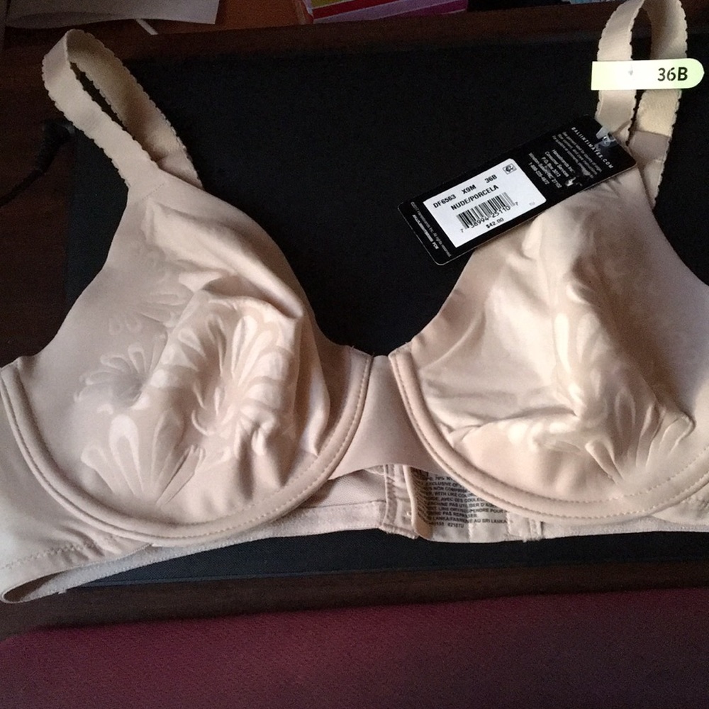New with tags women’s Bali Bra 36B